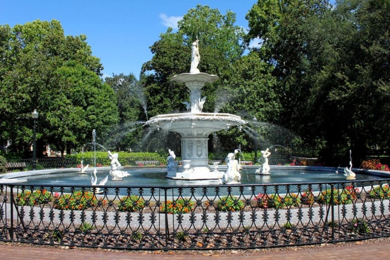Holiday home Southern Charmer-historic District Downtown-front Porch-walk Score 90!!-private Parking-1 Minute To Forsyth Park