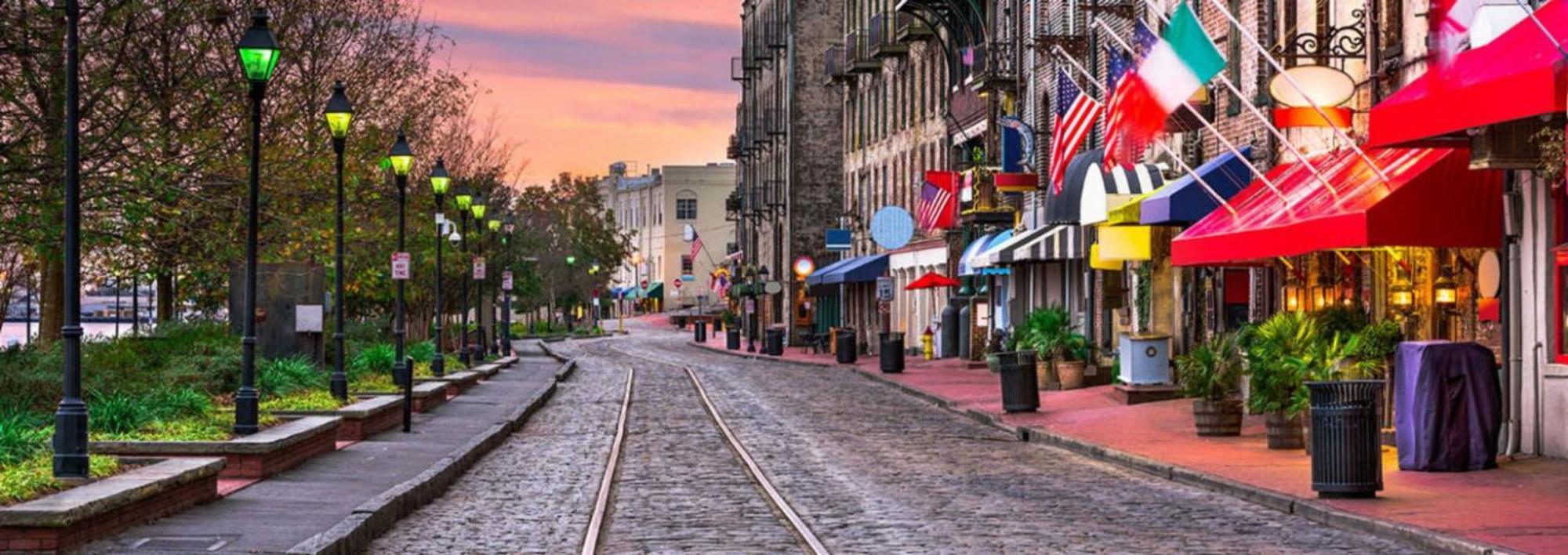 Southern Charmer-historic District Downtown-front Porch-walk Score 90!!-private Parking-1 Minute To Forsyth Park Savannah