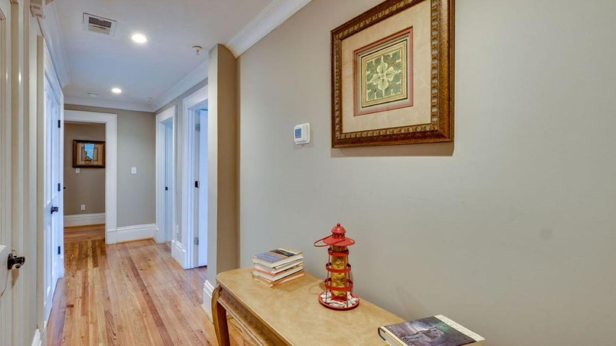 201 York #3 - Homey Downtown 2 Bedroom Steps From The River * Savannah