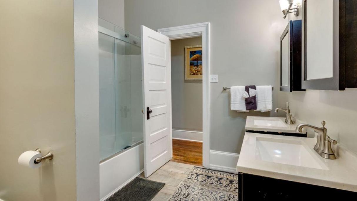 Comfortable Escape In Historic Downtown 4*
