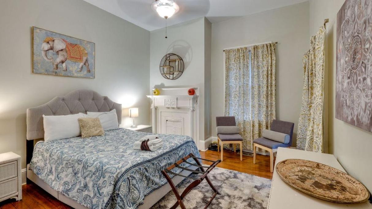 Bed & Breakfast Comfortable Escape In Historic Downtown