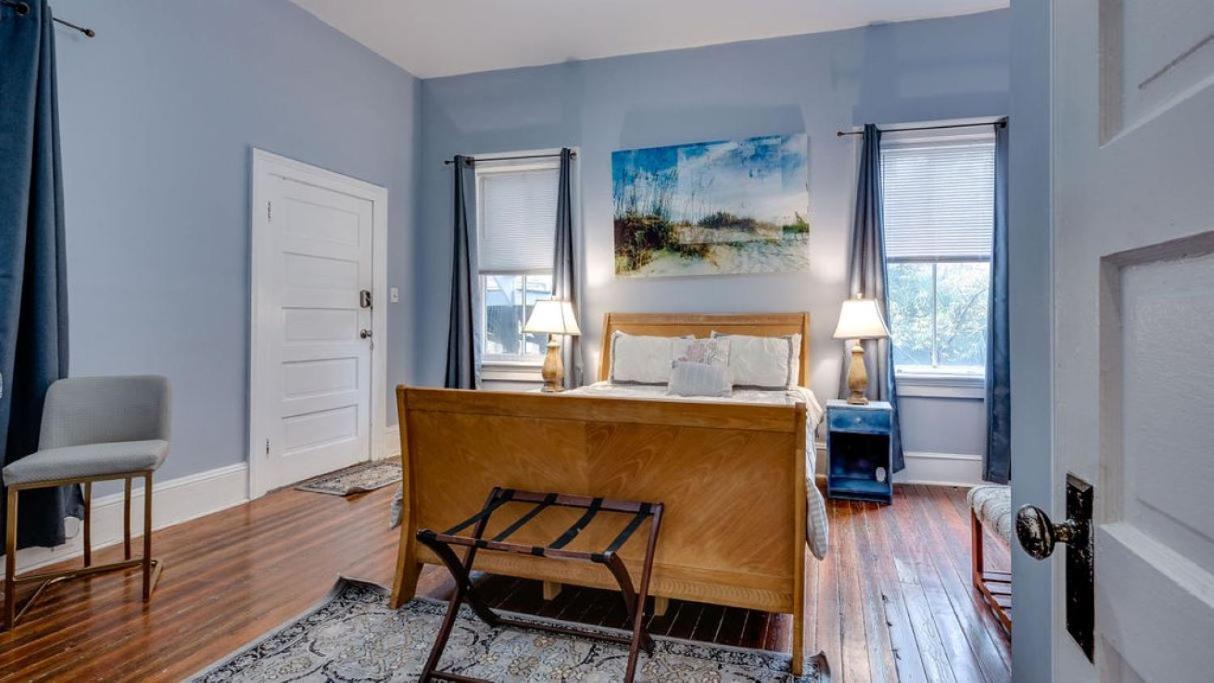 Comfortable Escape In Historic Downtown