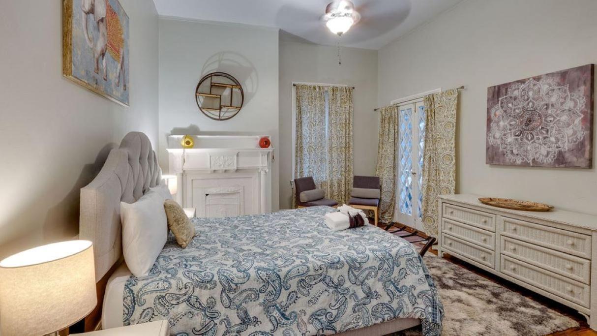 Comfortable Escape In Historic Downtown 4*