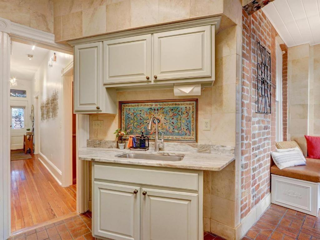 The Lyons House - Luxe Historical - Parking Included