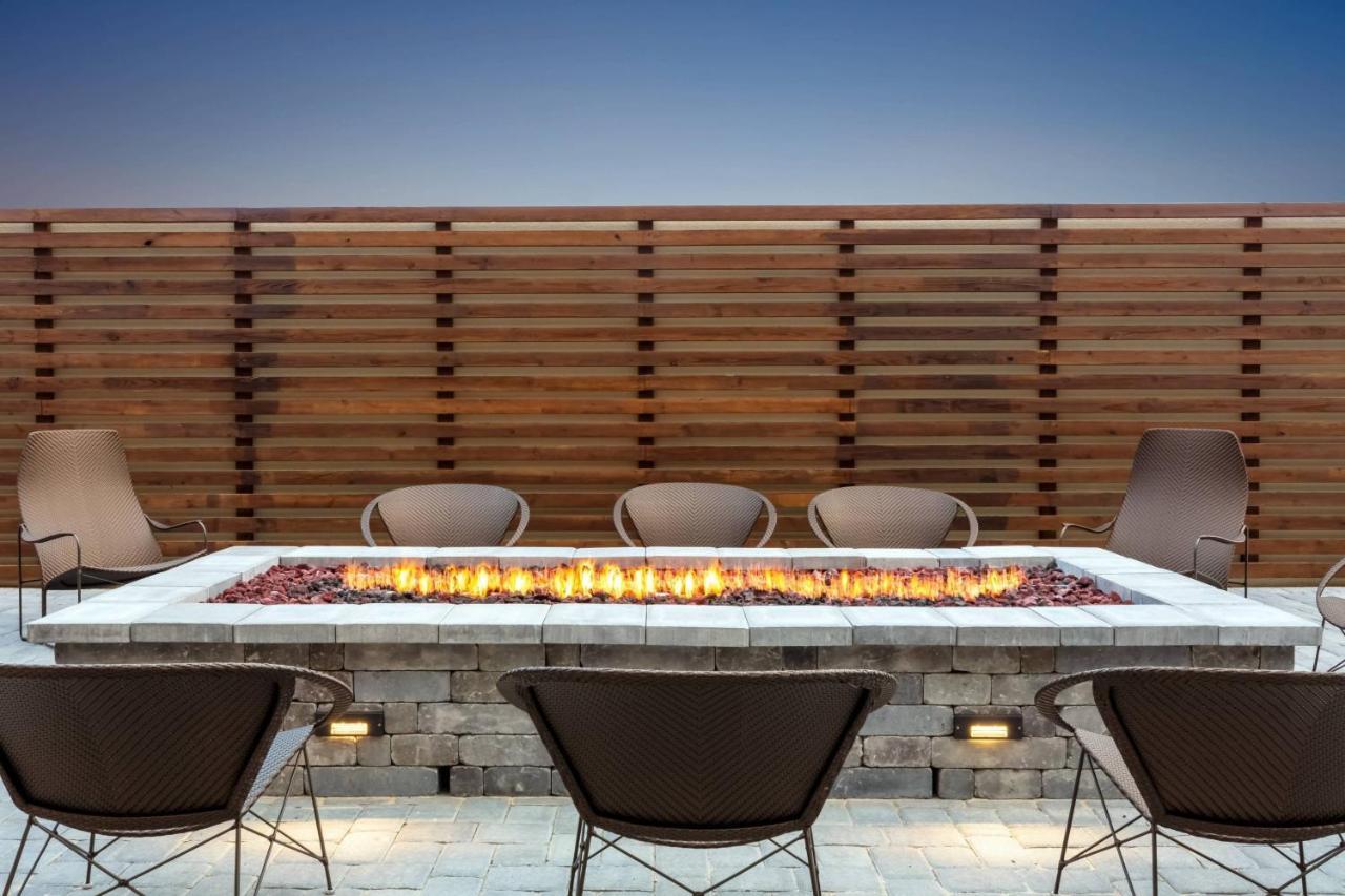 Courtyard By Marriott Airport Hotel