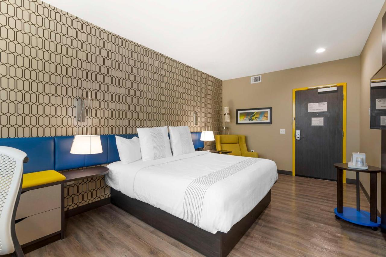 Glo Western Pooler - Airport Hotel