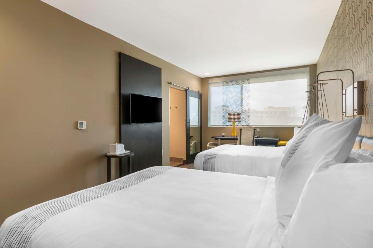 Glo Western Pooler - Airport Hotel