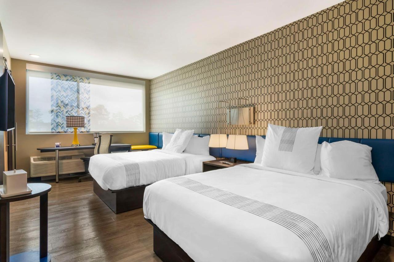 Glo Western Pooler - Airport Hotel