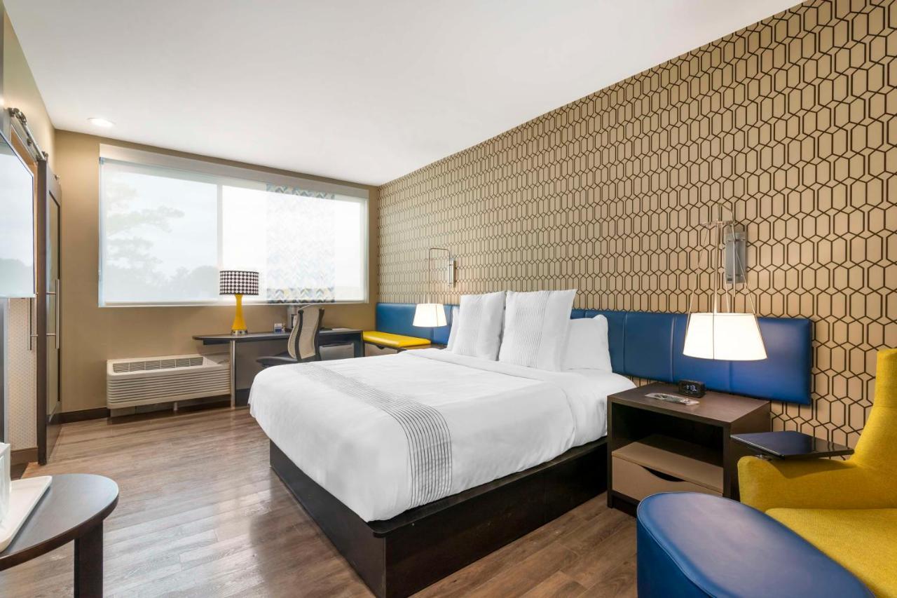 Glo Western Pooler - Airport Hotel