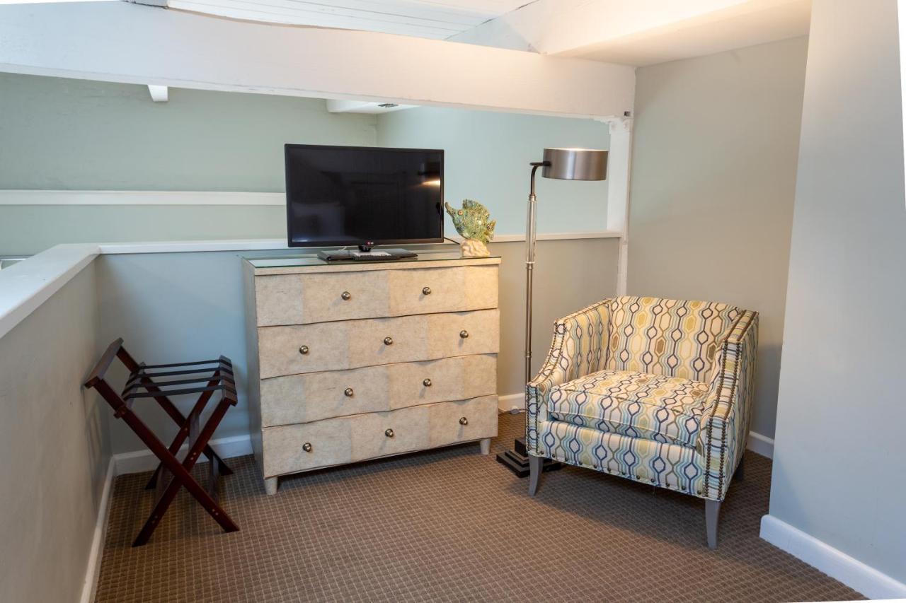 Hotel Olde Harbour Inn, Historic Of Collection