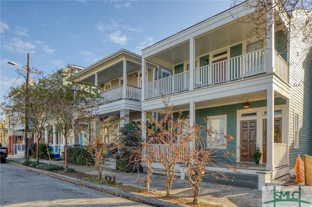 New! Stylish 1900s Renovated Duplex Building Near Forsyth & River St