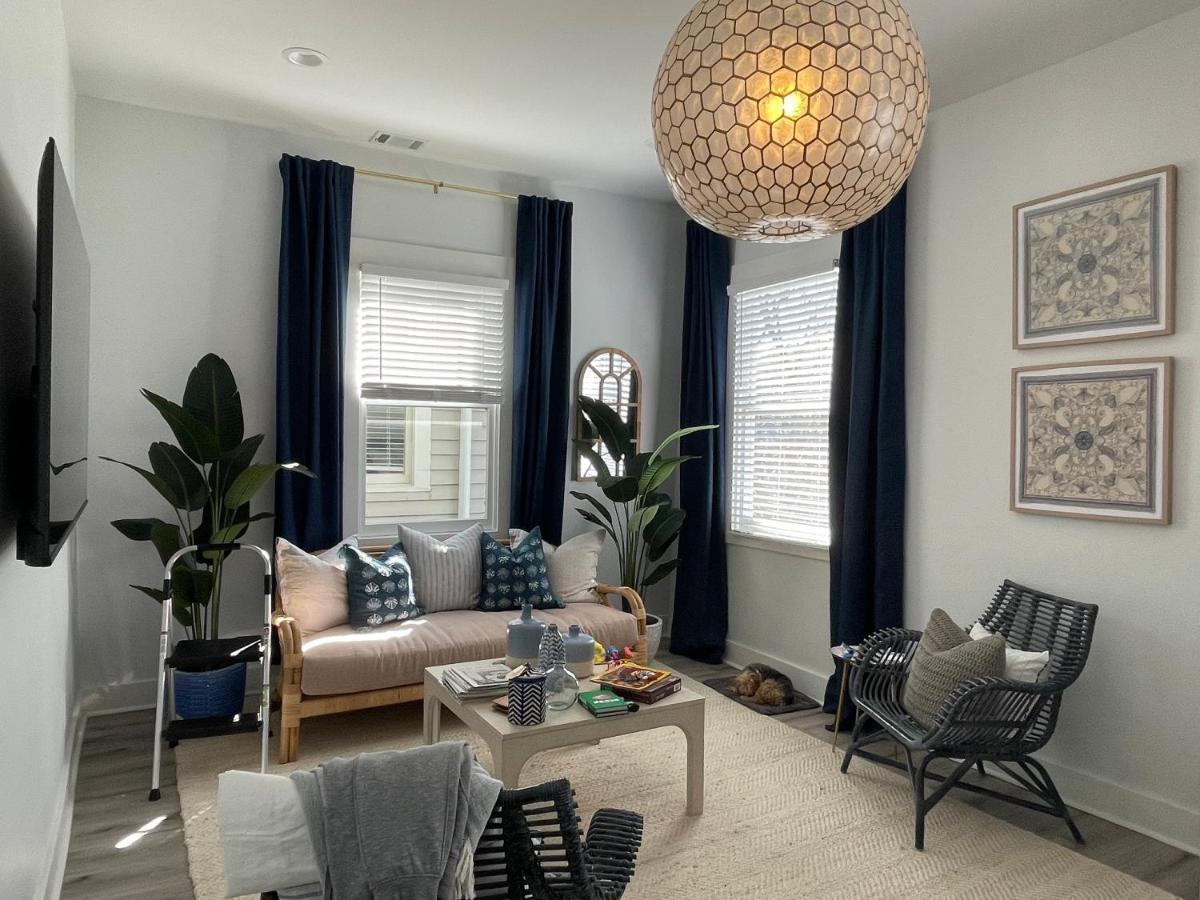 Apartment New! Stylish 1900s Renovated Duplex Building Near Forsyth & River St *