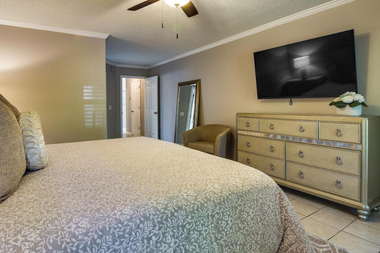 Soothing Townhome With Patio! Holiday home