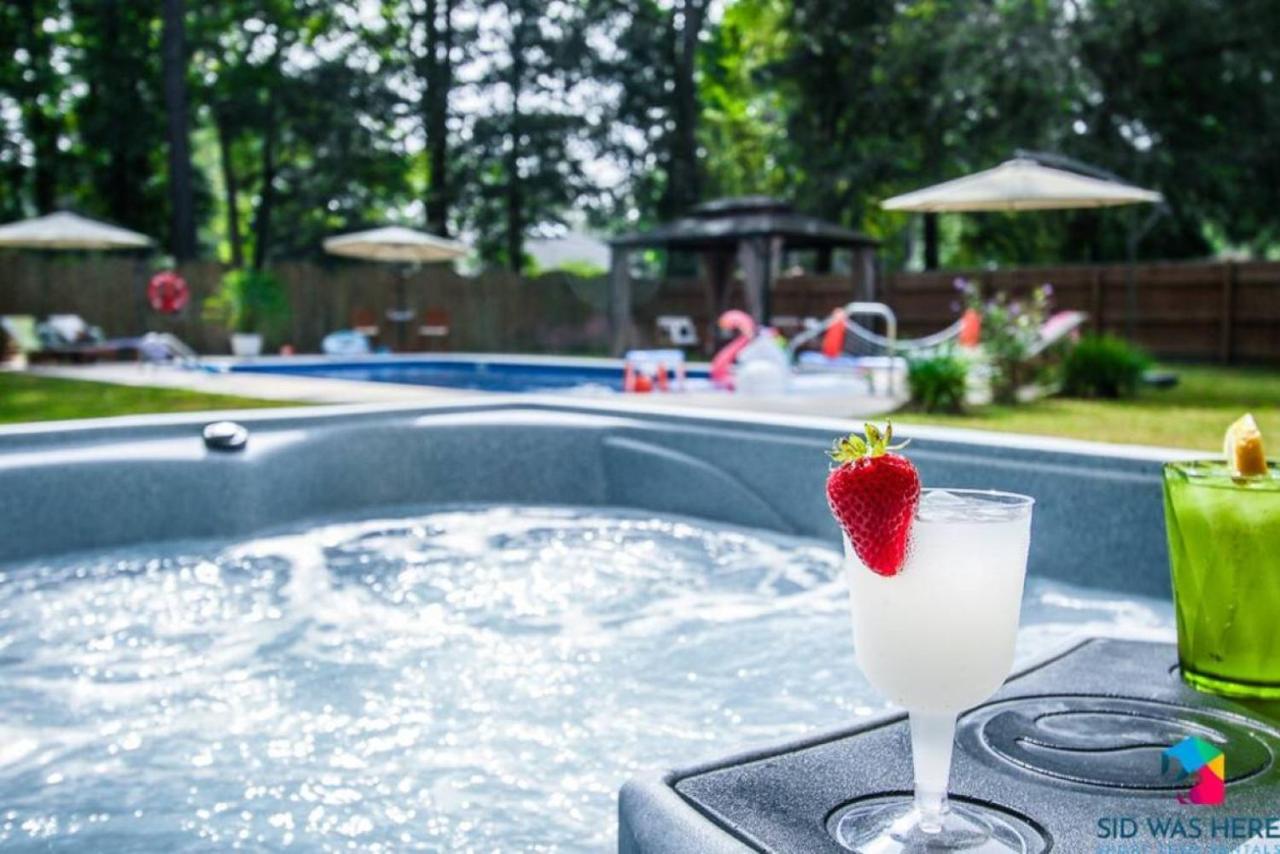 5br Pool, Jacuzzi, Firepit, Sports, Games Holiday home