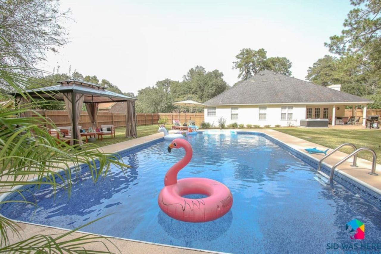 5br Pool, Jacuzzi, Firepit, Sports, Games Holiday home *