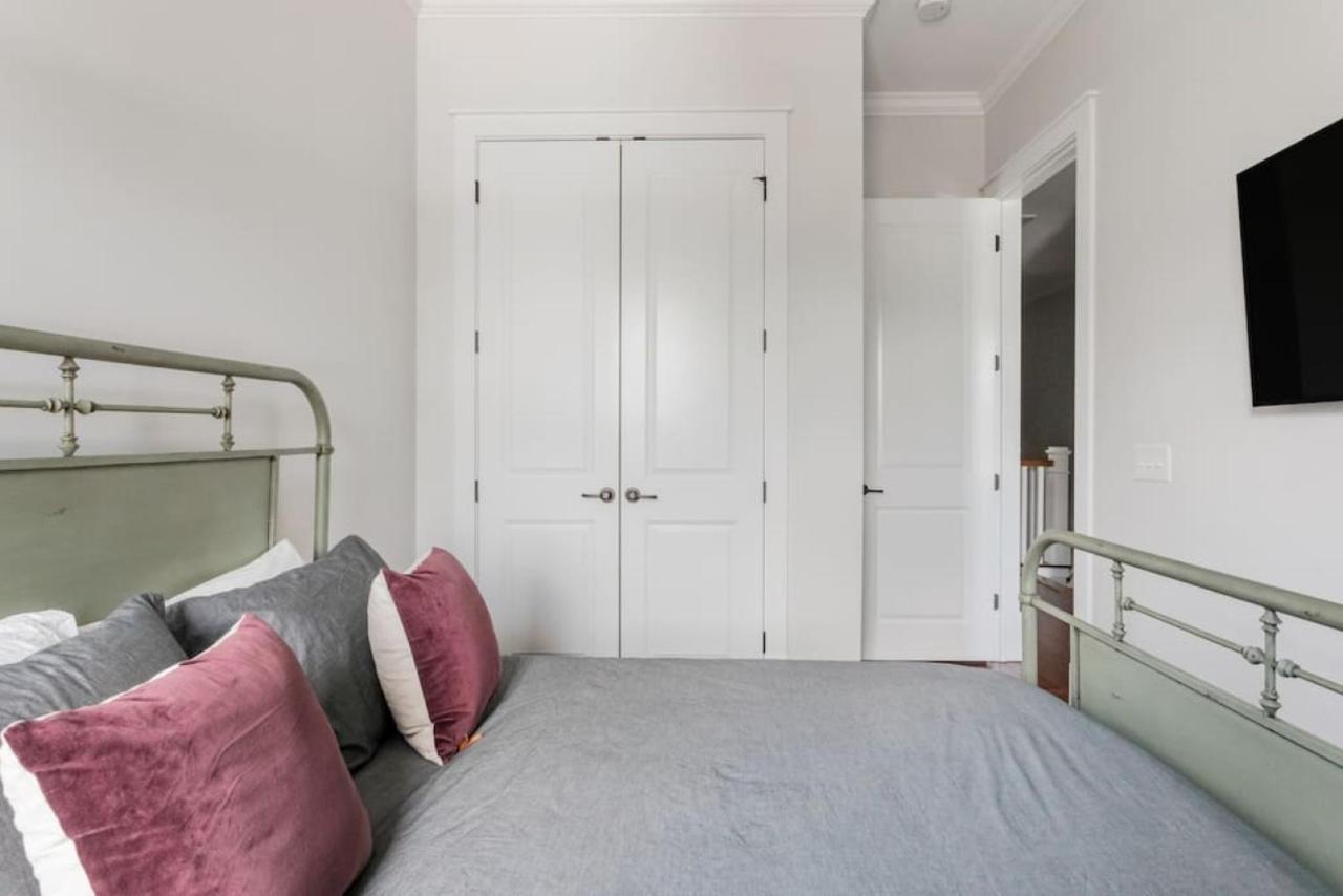 3 Bedroom Liberty House In Downtown With Parking Savannah