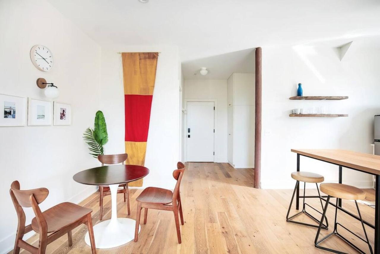 Bright King Bedroom In Downtown Apartment