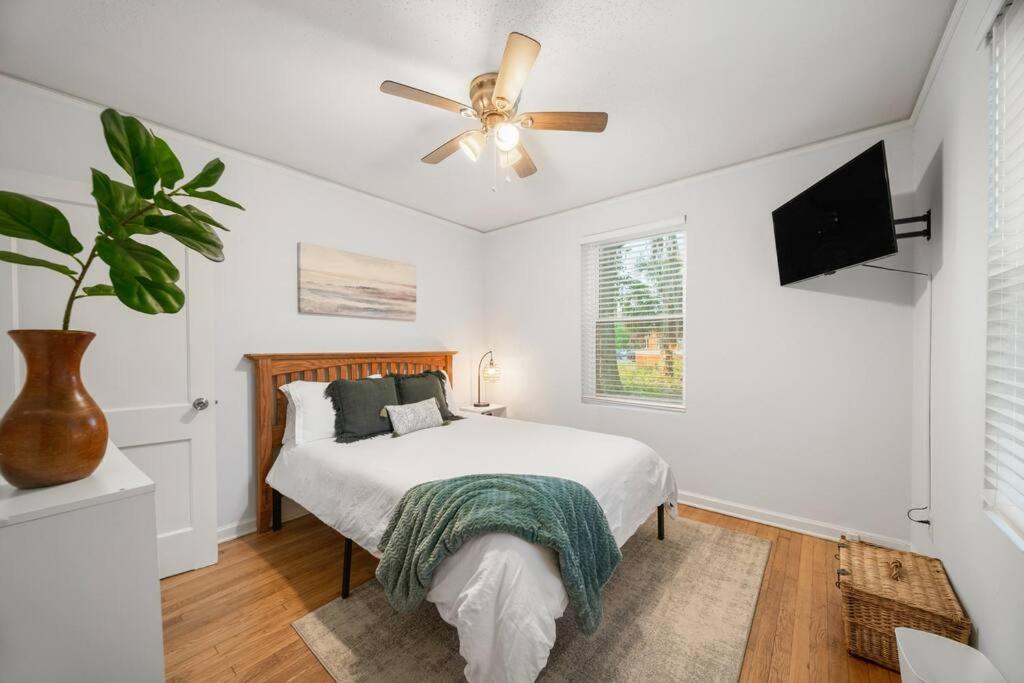 Rare Hidden Gem - Minutes From Downtown & Forsyth! Holiday home *