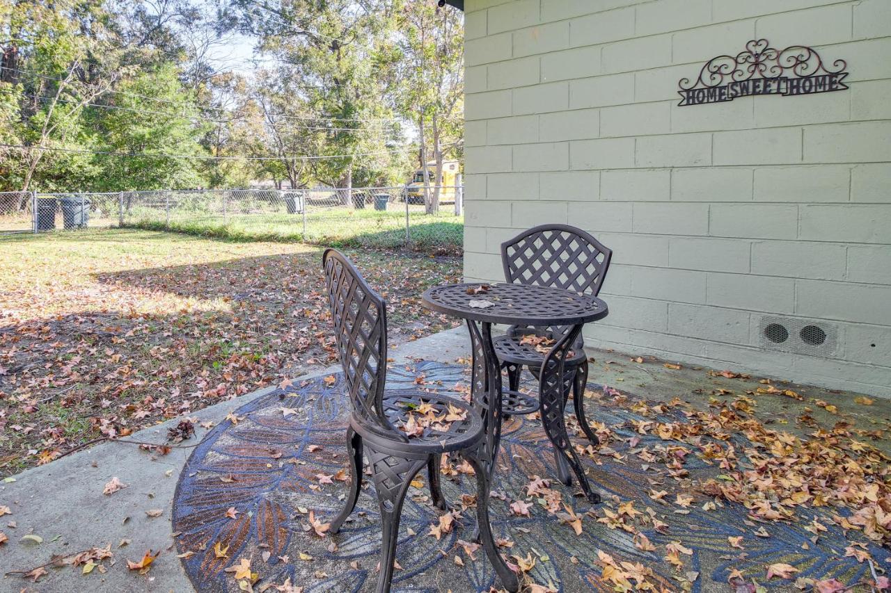 With Yard About 3 Mi To Downtown! Holiday home *