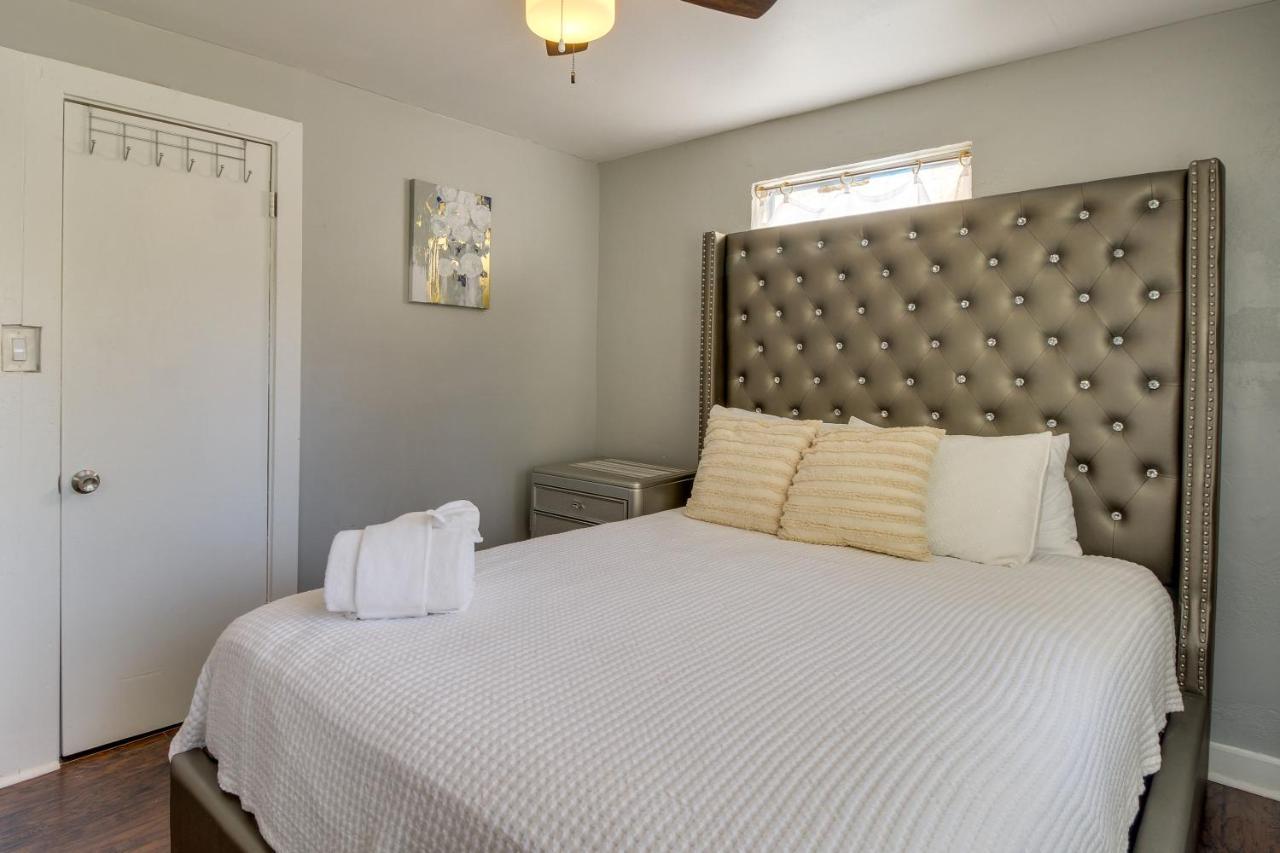 With Yard About 3 Mi To Downtown! Holiday home