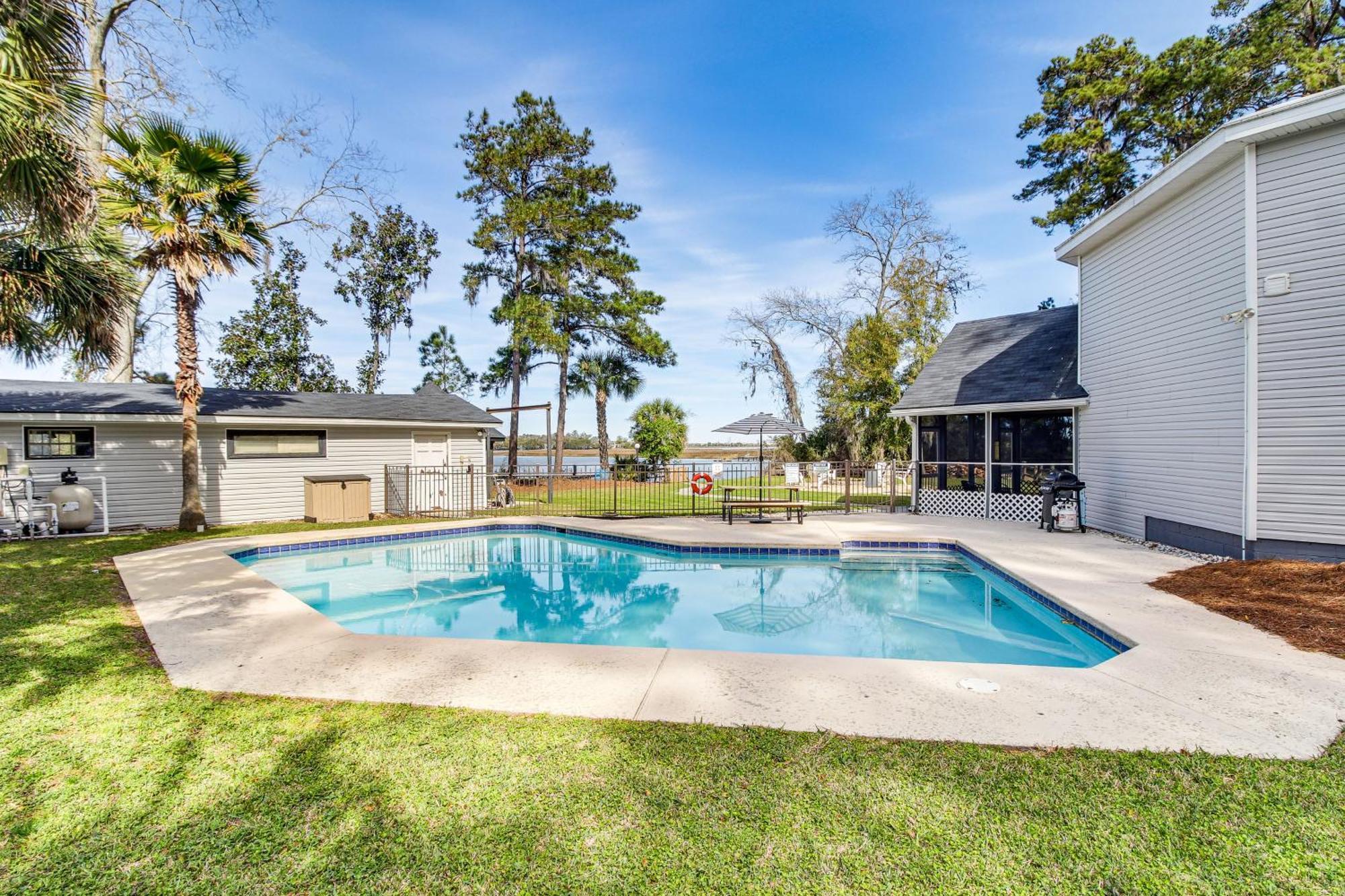 Holiday home Riverfront Getaway With Pool And Dock! *