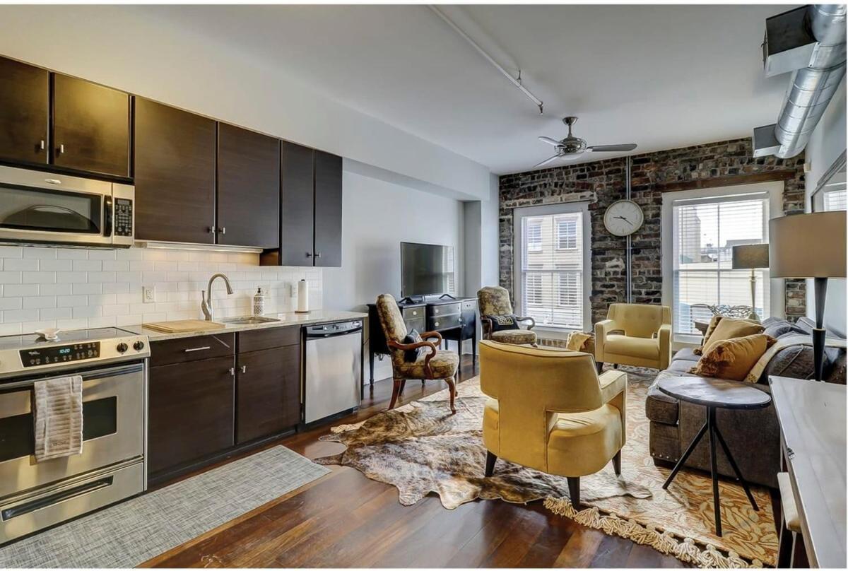 Old Towne Loft On Broughton -steps To Market Apartment