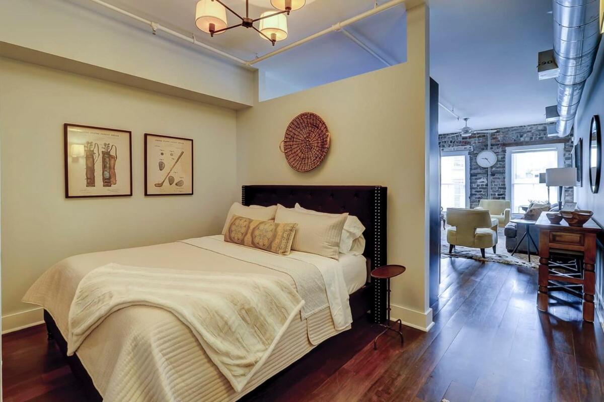 Old Towne Loft On Broughton -steps To Market