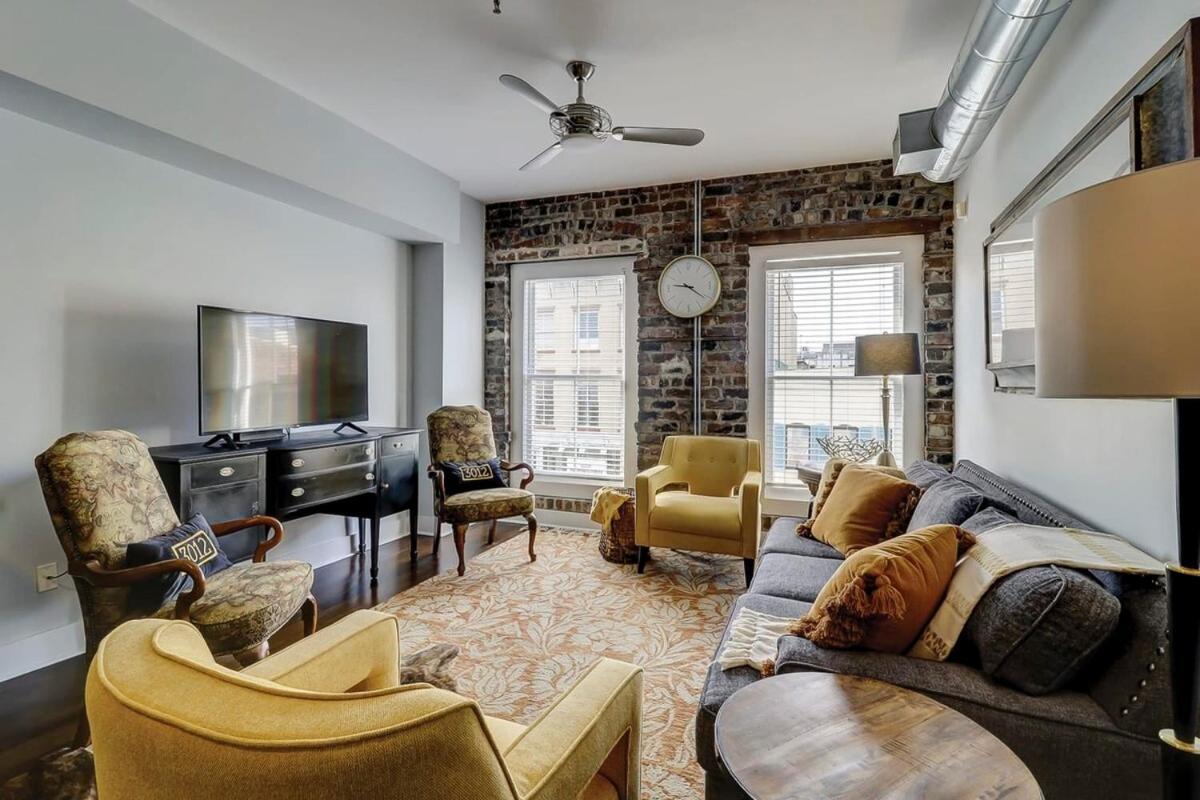 Old Towne Loft On Broughton -steps To Market Apartment