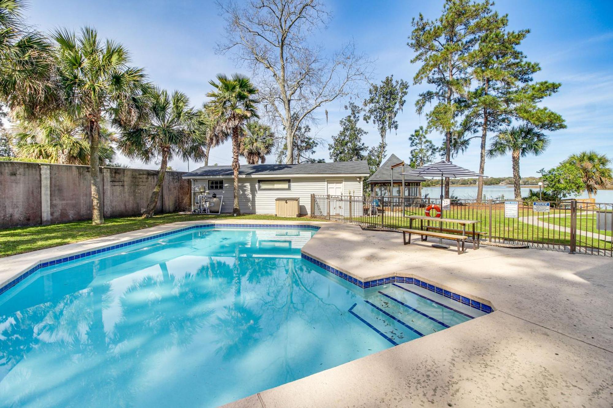 Riverfront Getaway With Pool And Dock! Holiday home