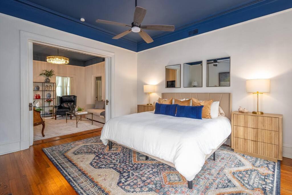 Charming Historic District Parlor Level Holiday home Savannah