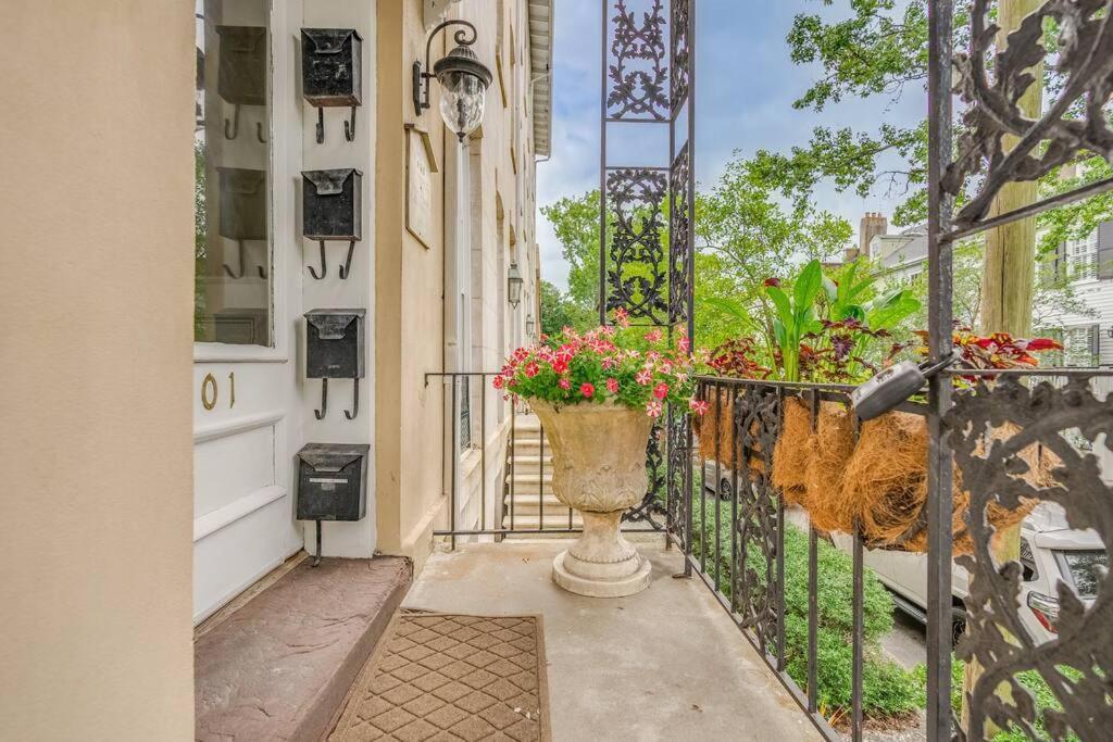 Charming Historic District Parlor Level Holiday home