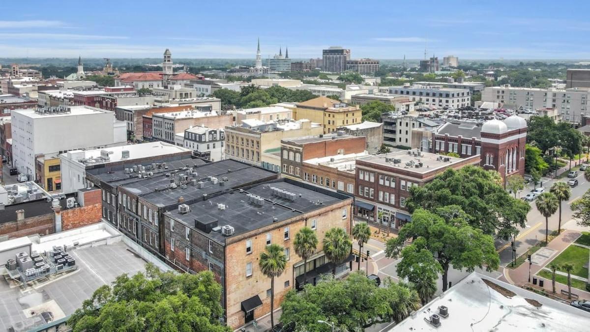 The Georgia Peach -near Plant Riverside & Downtown Savannah