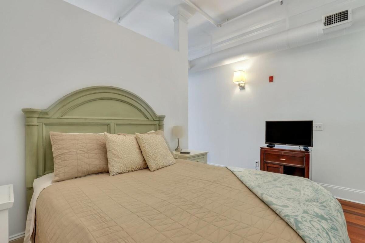 Knockout Loft- Near Plant Riverside Apartment