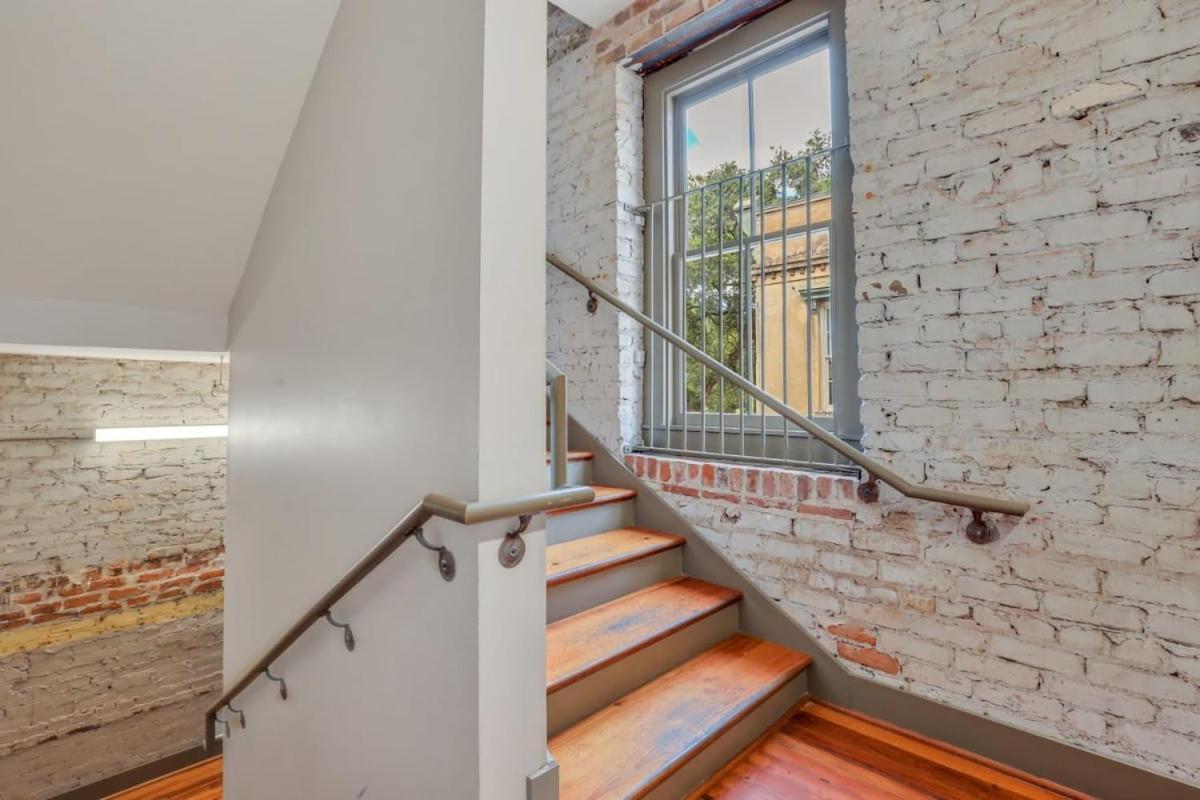 Knockout Loft- Near Plant Riverside