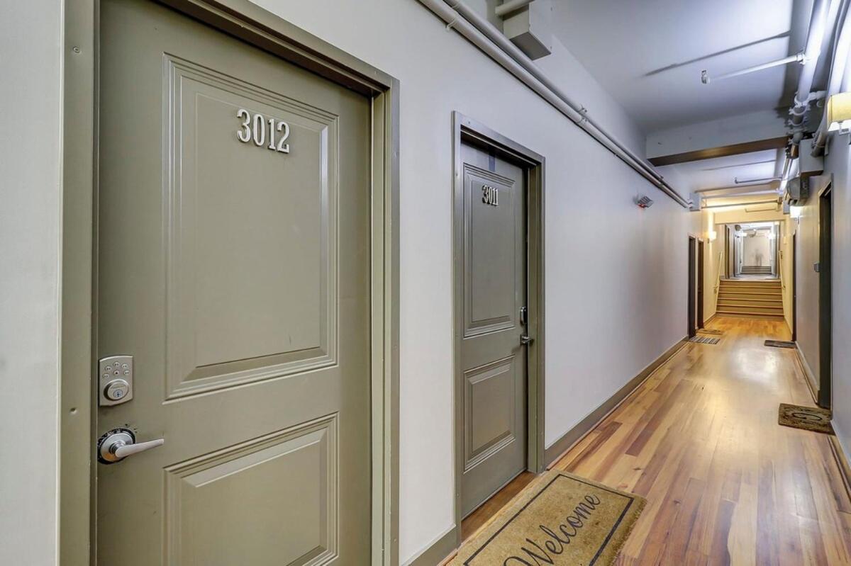 Old Towne Loft On Broughton -steps To Market *