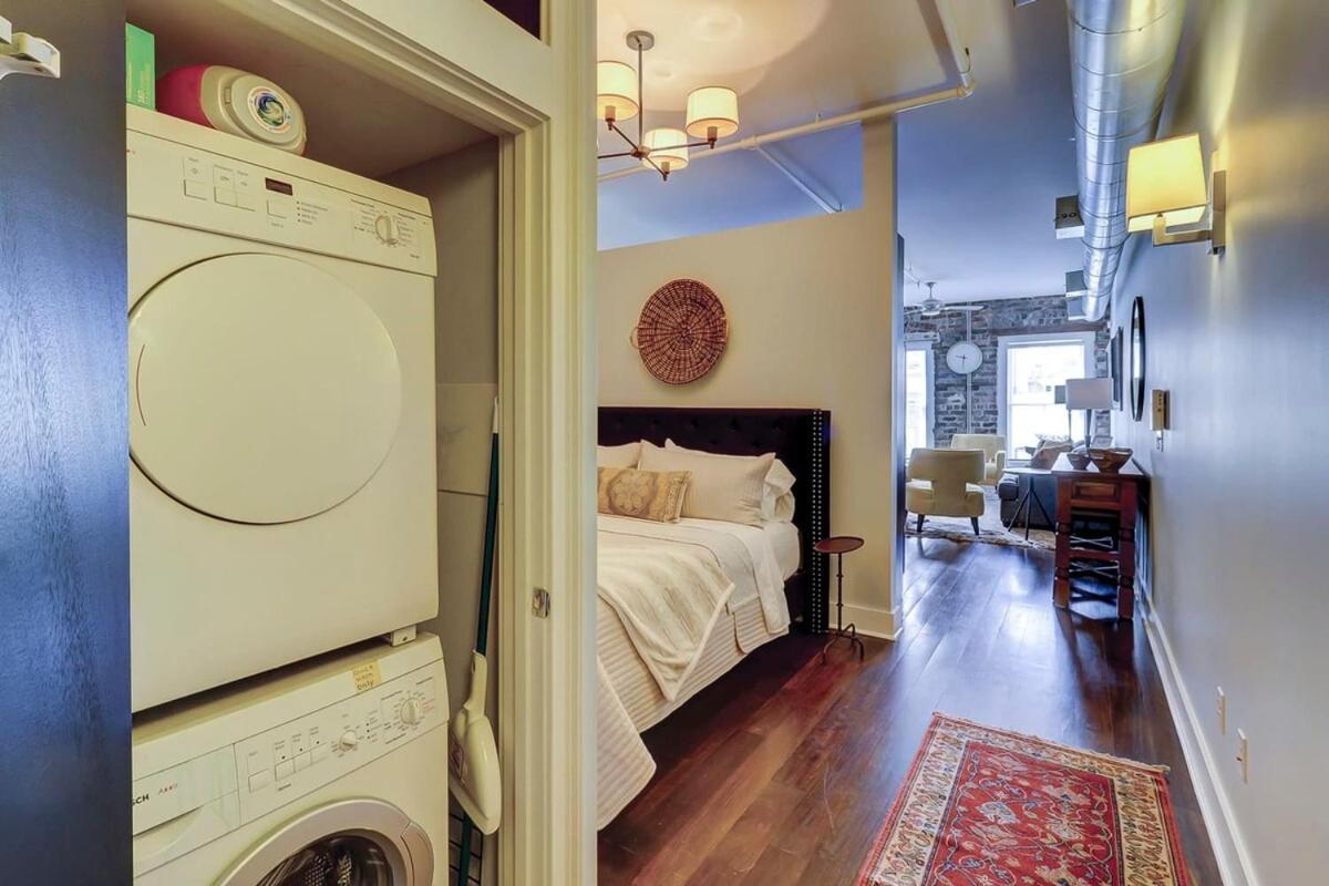 Old Towne Loft On Broughton -steps To Market Apartment *
