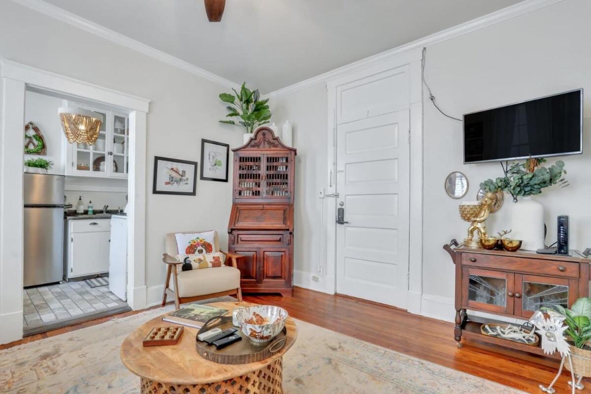 Southern Belle On Oglethorpe Square * Savannah