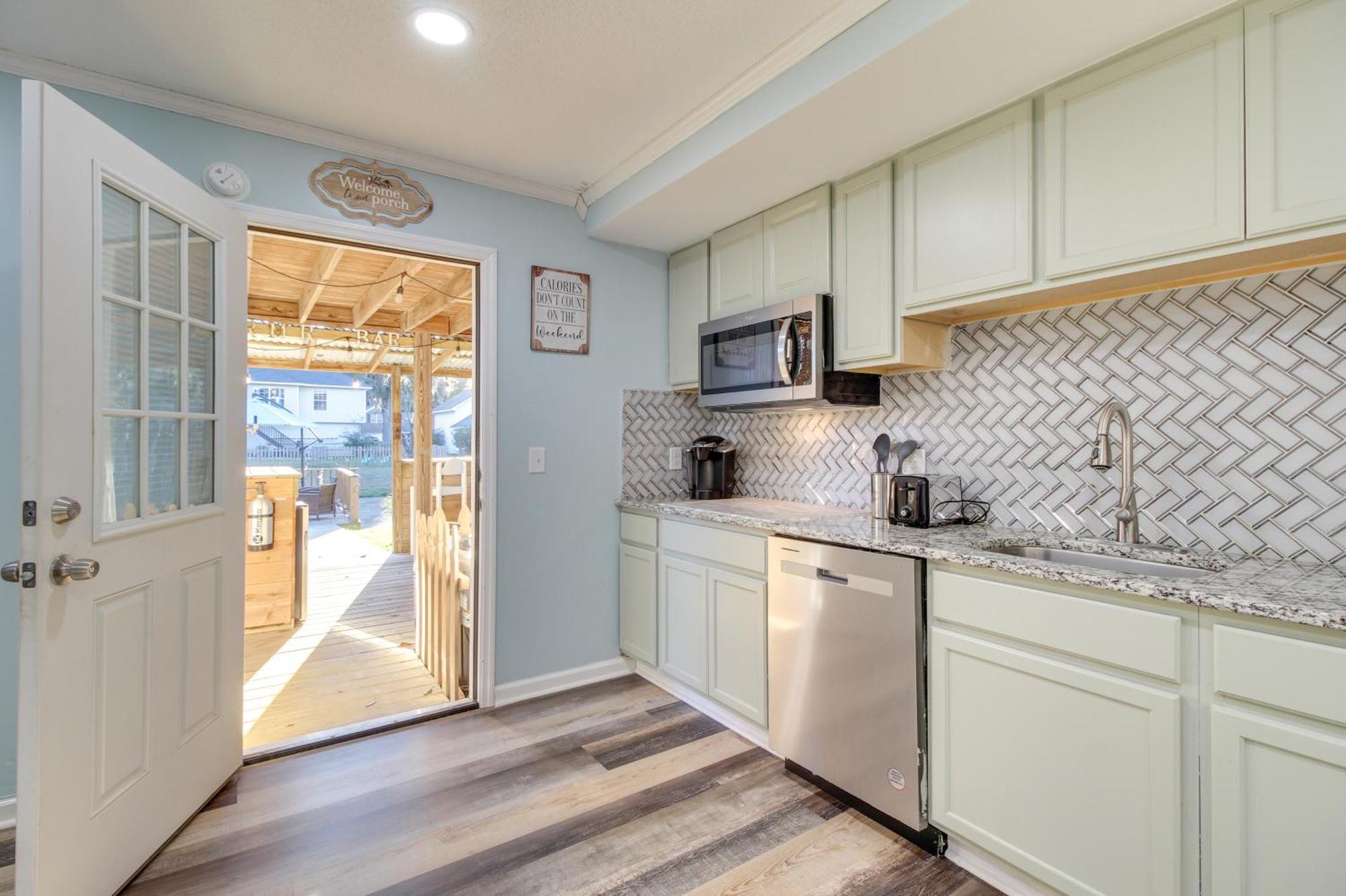 Apartment Inviting Vacation With Game Room! Savannah