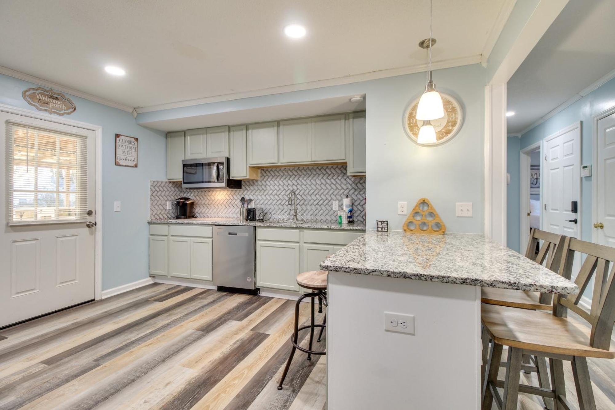 Inviting Vacation With Game Room! Apartment