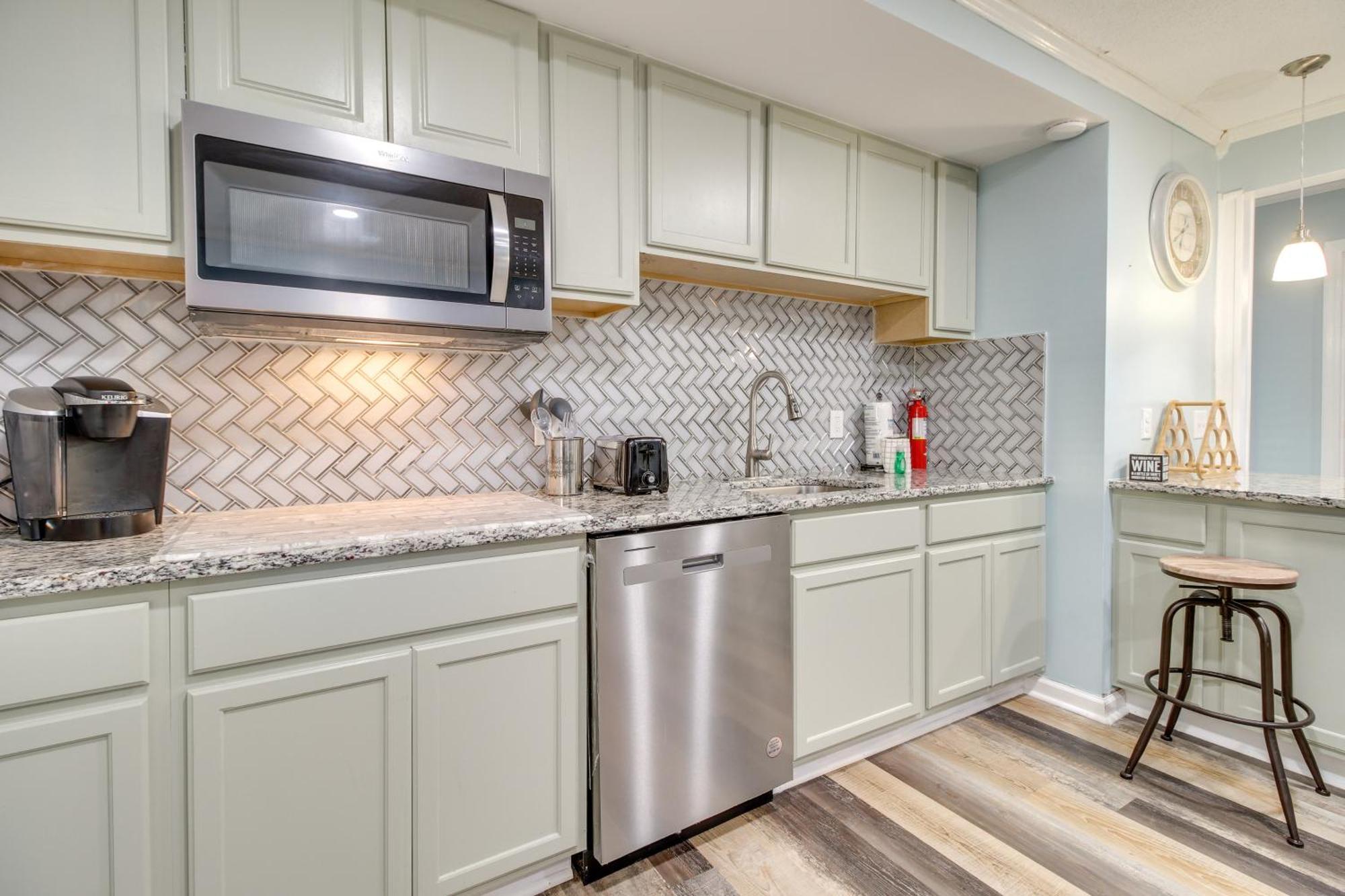 Inviting Vacation With Game Room! Apartment Savannah