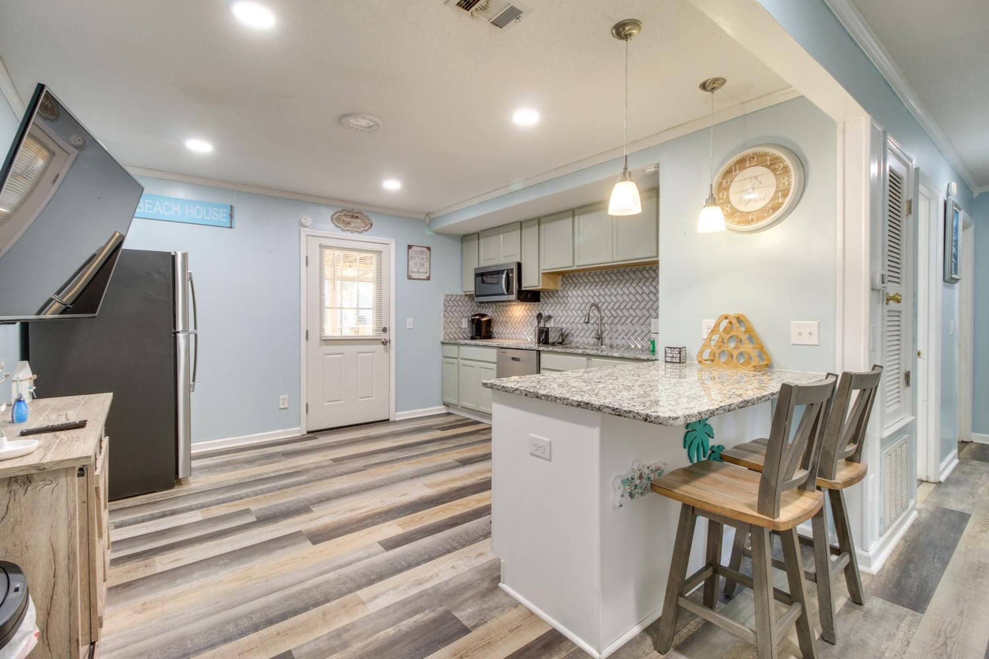 Inviting Vacation With Game Room! Apartment *
