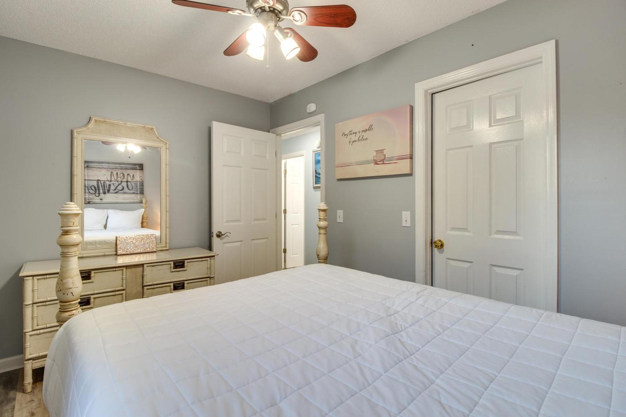 Apartment Inviting Vacation With Game Room!