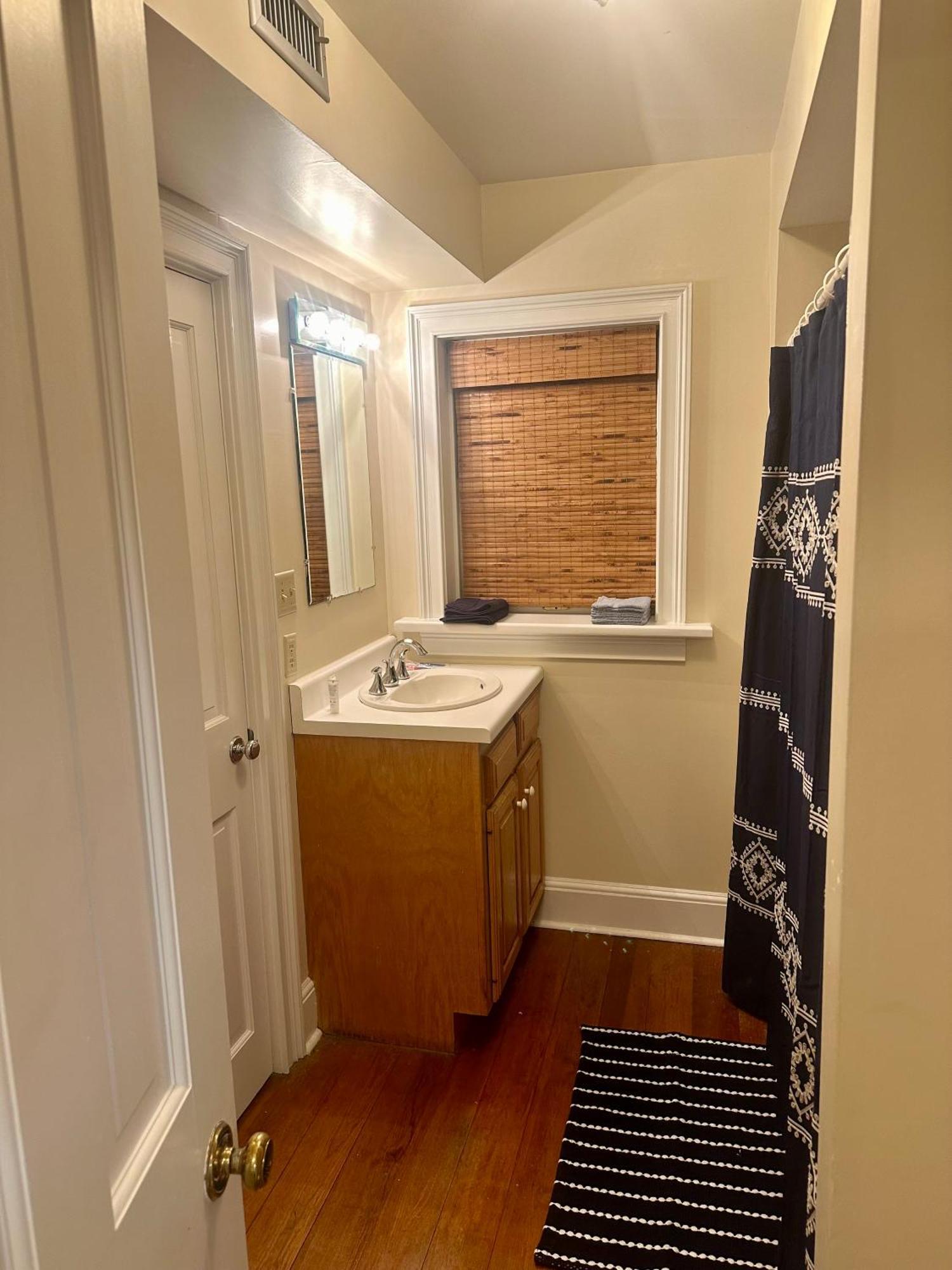 Fully Furnished Garden Apartment *