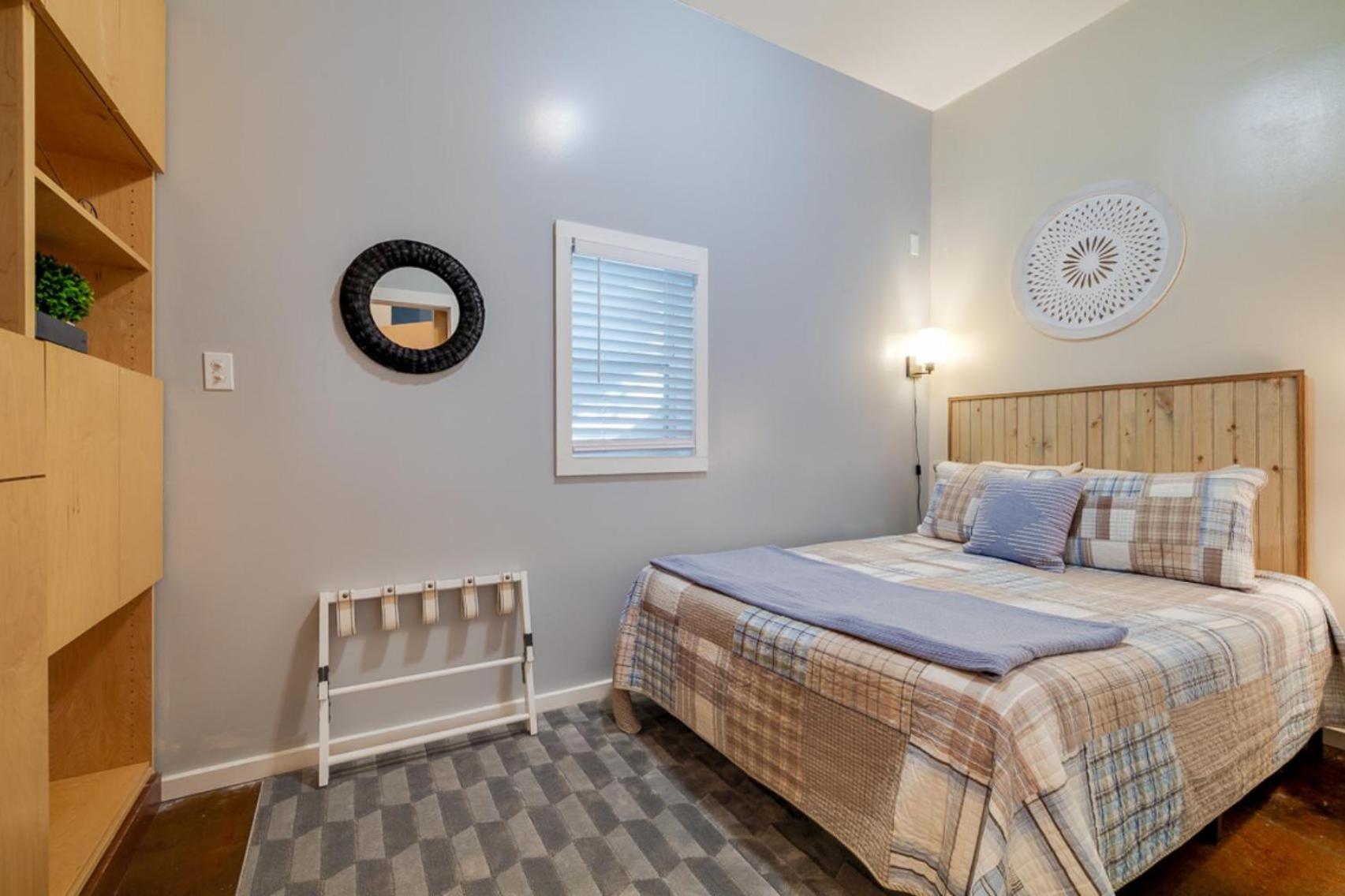 ☆historic Living•2 Separate Spaces•downtown•walk To Forsyth Park•private Patio/porch☆ Holiday home