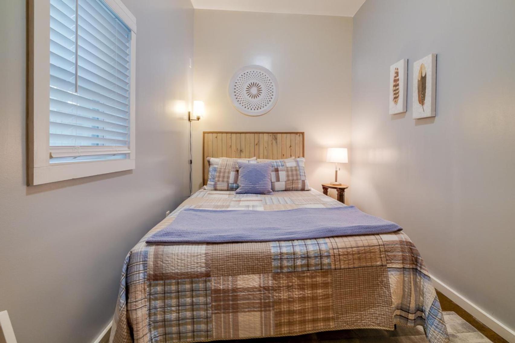 ☆historic Living•2 Separate Spaces•downtown•walk To Forsyth Park•private Patio/porch☆ Holiday home