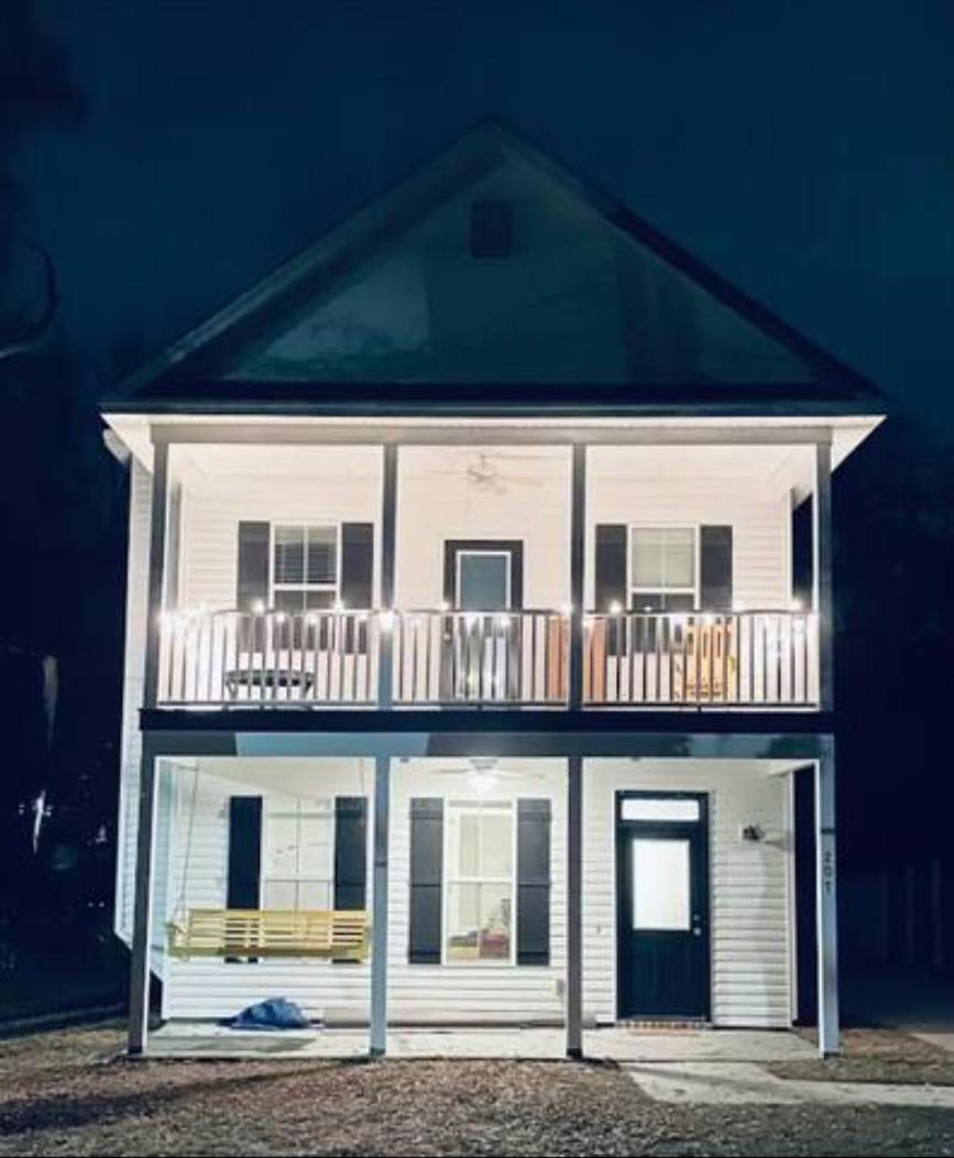 Honey, I'm Near - Seen On Hgtv Holiday home