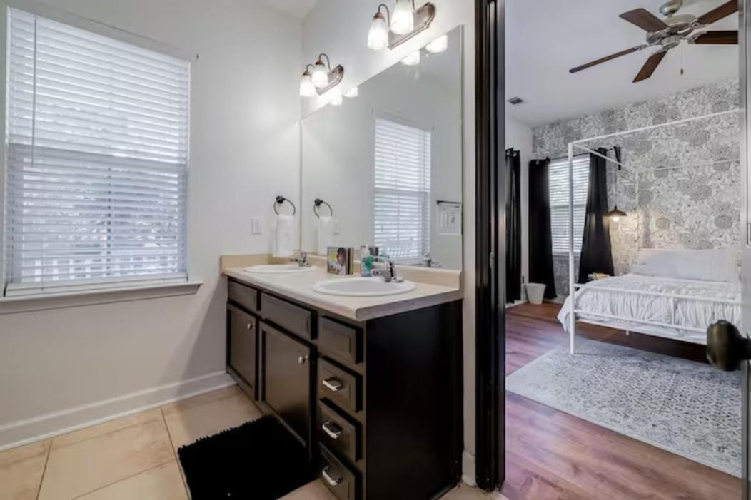 Honey, I'm Near - Seen On Hgtv Holiday home *