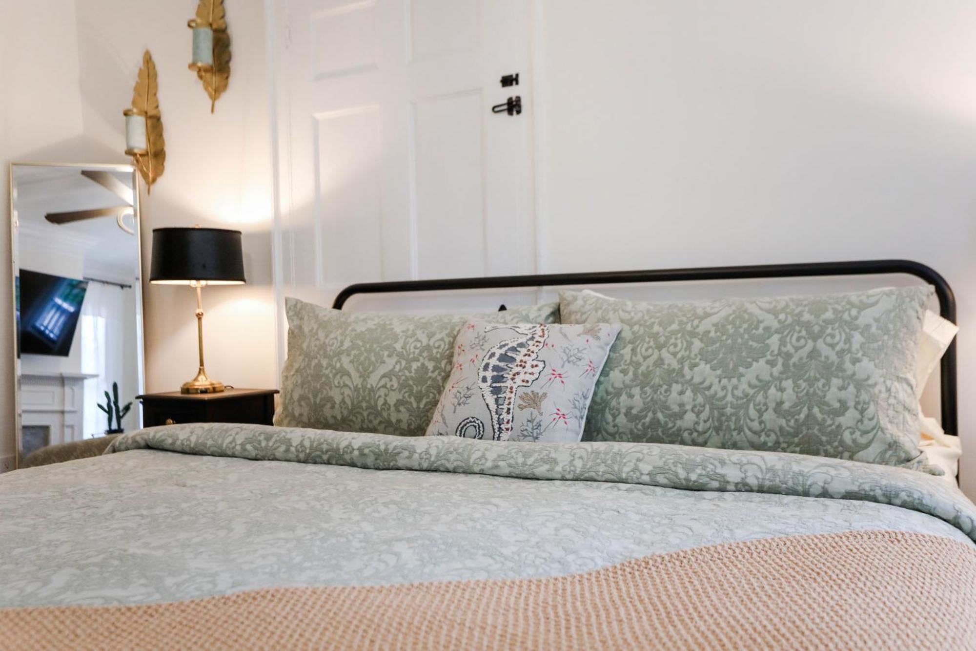 Oglethorpe Apartment