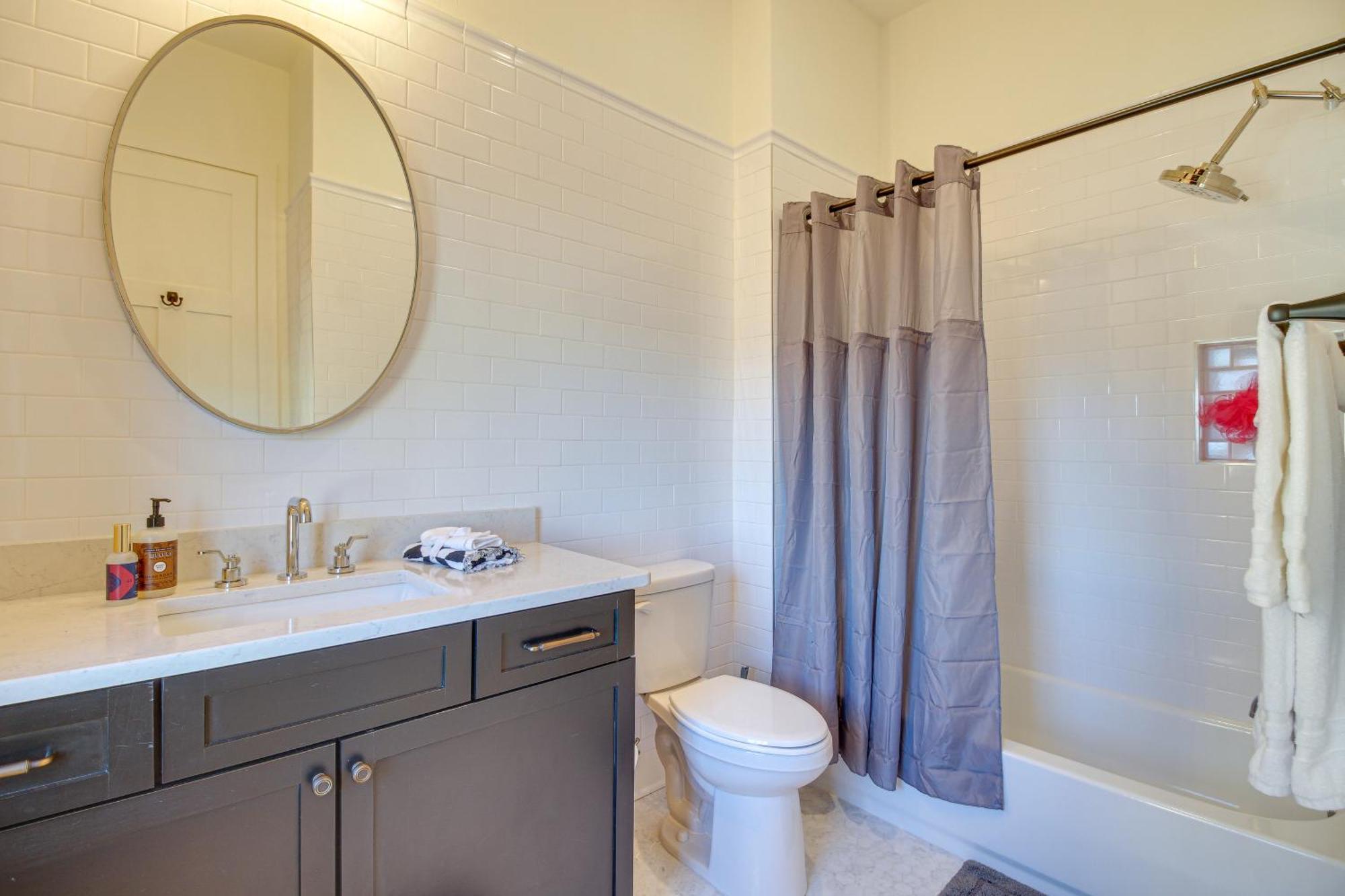 Holiday home Luxe Townhome 1 Mi To Historic District Savannah