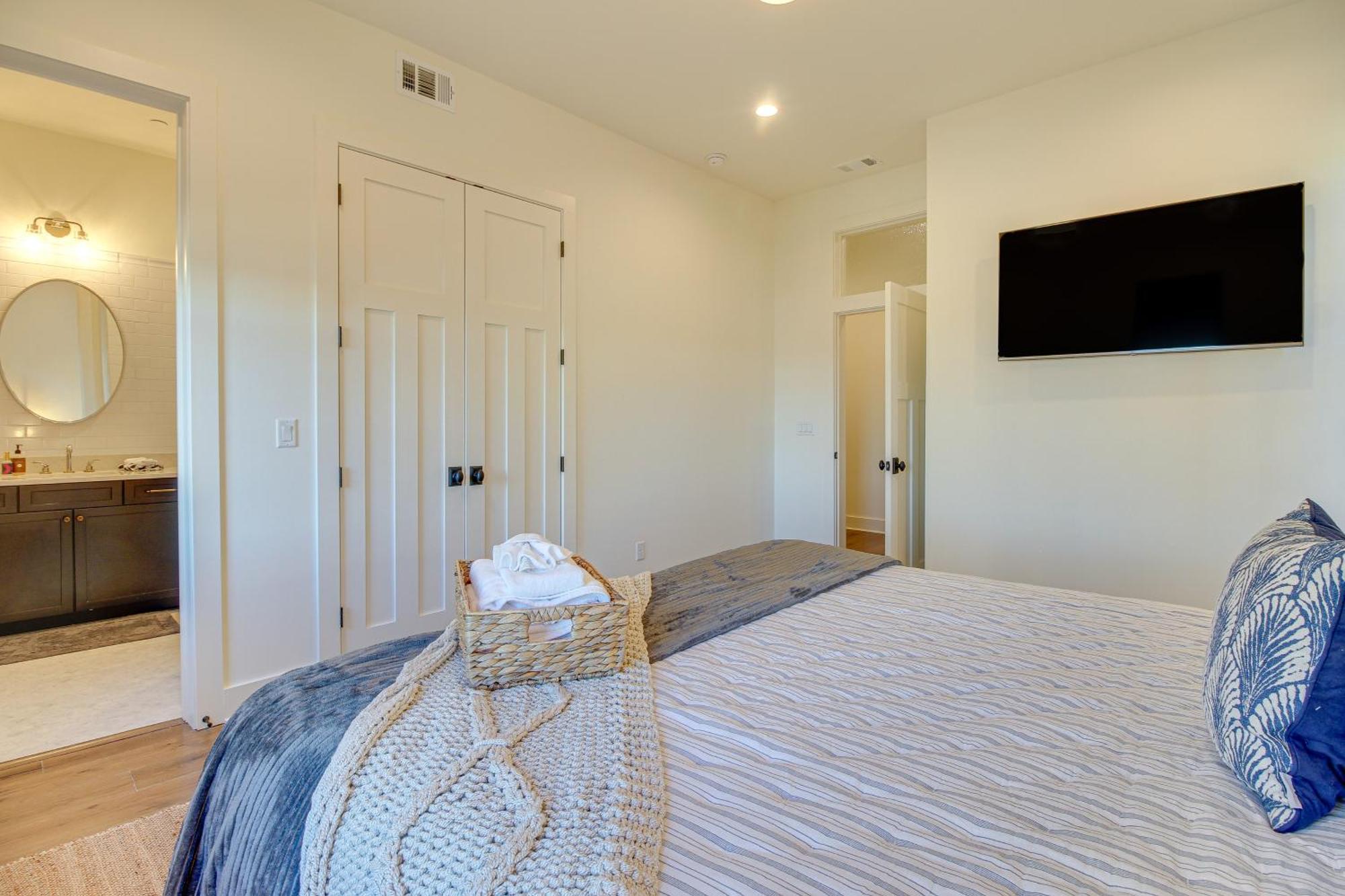 Luxe Townhome 1 Mi To Historic District *